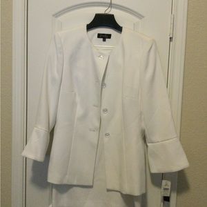 Emily woman’s White Suit Size 6. NWT